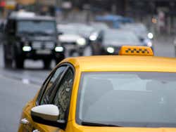 Taxi recorriendo la ciudad